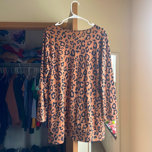 Like New - leopard tunic w/ pockets! So comfy! Pairs well w/ leggings & jeans! - Picture 7 of 8